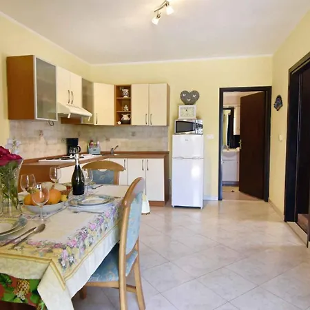 Apartment With A Parking Space Djuba, - 22548 Umag